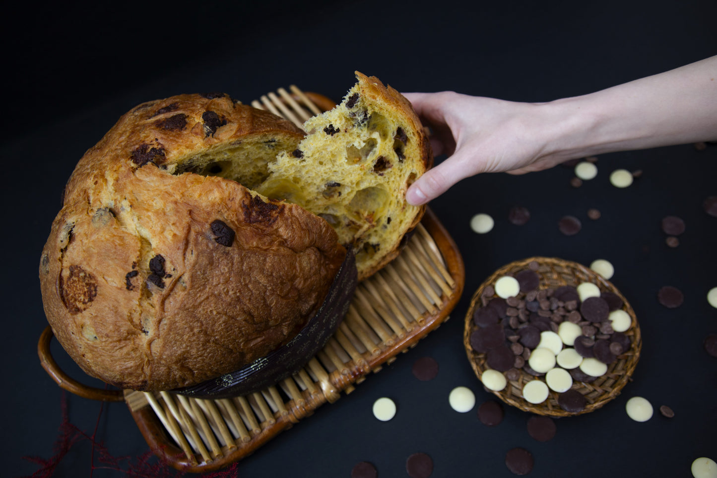 panettone tre cioccolati fetta mano