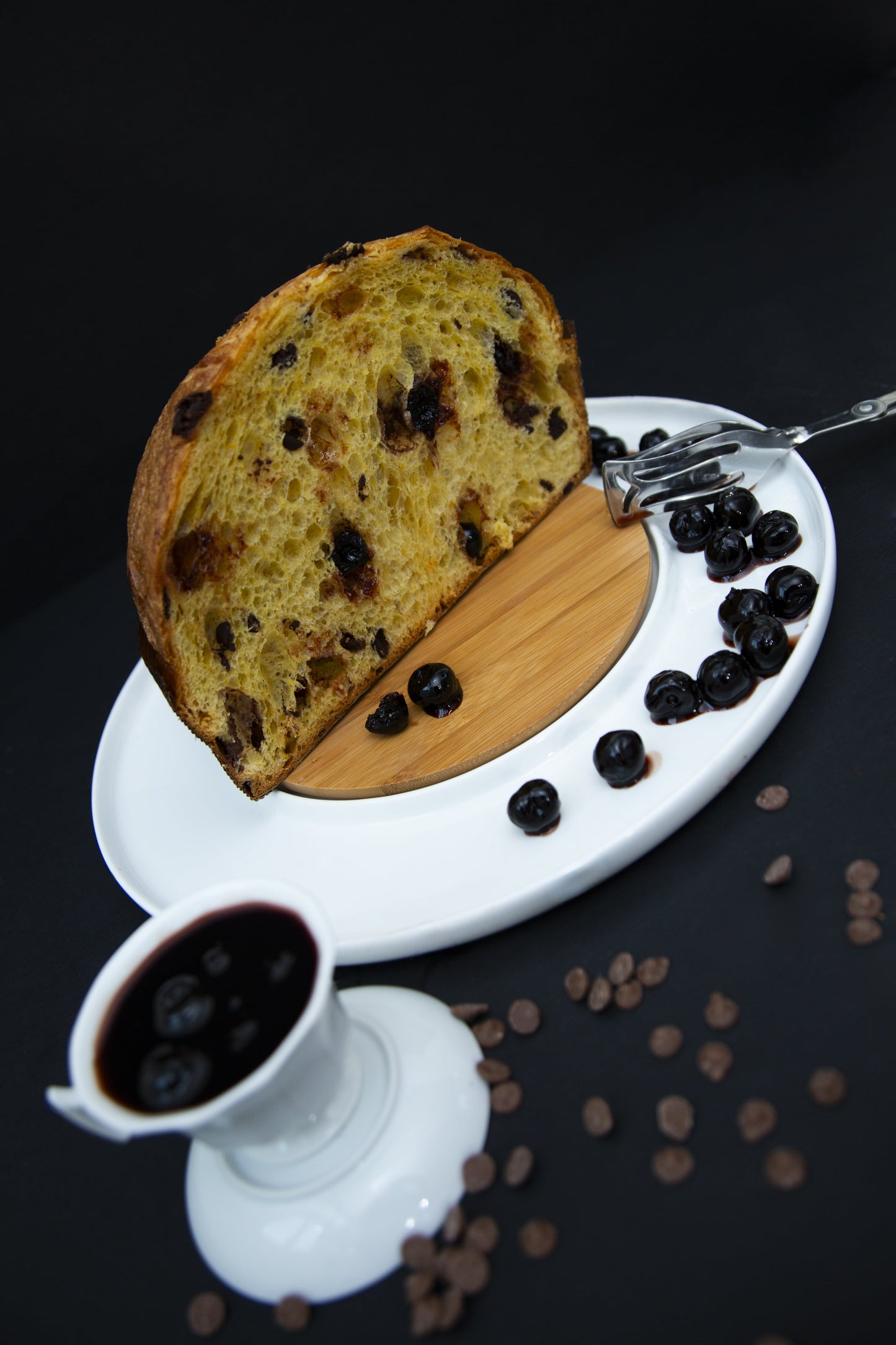 panettone con marasche e amarene dettaglio