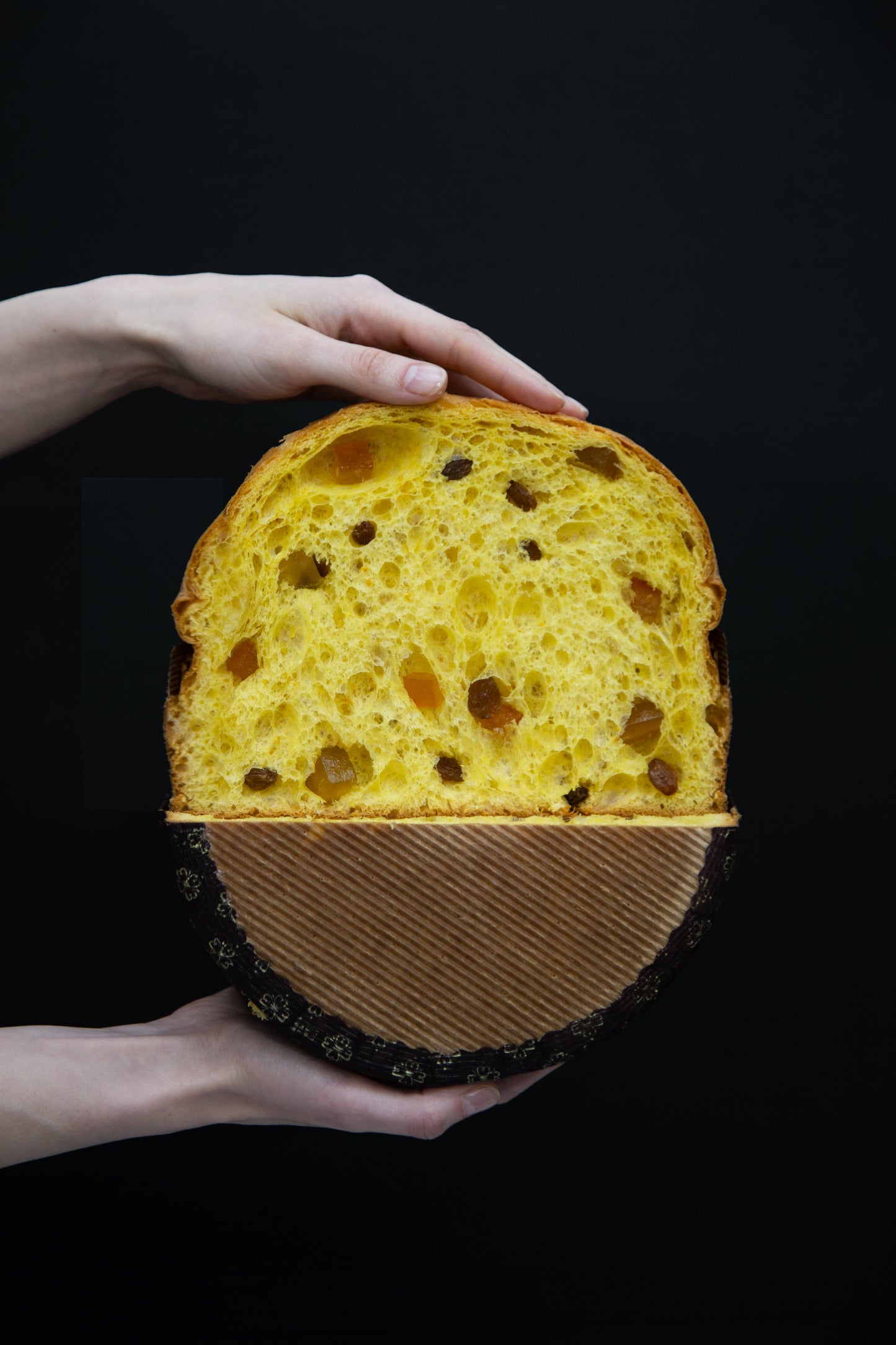 panettone classico con canditi e uvetta dettaglio tagliato
