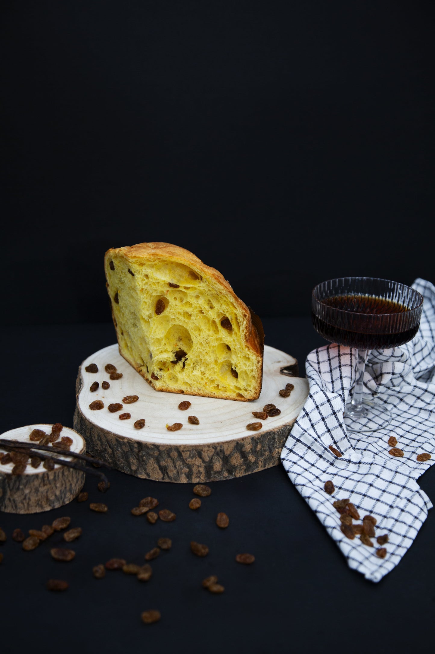 panettone con uvetta con calice vino